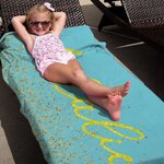 Personlig skimrende gulldesign Hurtigtørkende overdimensjonert badehåndkle med navn Sommerferie Pool Partygave til kvinner som elsker å svømme
