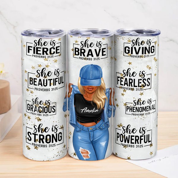 Personlig Hun er modig Positive sitater Cartoon Girl 20 oz Navn Skinny Tumbler med lokk Straw Affirmation Anniversary Bursdagsgave til kvinner jenter
