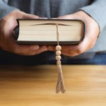 Segnalibro personalizzato in legno con nome inciso e nappe di perline Compleanno religioso Battesimo per la famiglia Cristiani