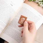 Segnalibro magnetico in pelle personalizzato con nome e fiore di nascita adatto per letture e cancelleria regalo di compleanno per amanti dei libri