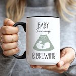 Personalisierte Baby ist Brewing B-Ultraschall Schwangerschaft Ankündigung Keramik-Becher mit Namen und Jahr Muttertag Vatertag Geschenk für werdende Eltern