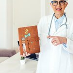 Spersonalizowana postać z kreskówki Stetoskop Kokarda Urodziny Kwiat Imię A5 Skórzana okładka notatnika z kieszenią do przechowywania Prezent urodzinowy dla personelu medycznego