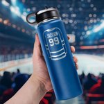 Bottiglia d'acqua isolata con nome e numero incisi al laser Regalo di compleanno per giocatori amanti dell'hockey con design personalizzato della maglia e del bastone da hockey