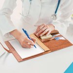 Spersonalizowana postać z kreskówki Stetoskop Kokarda Urodziny Kwiat Imię A5 Skórzana okładka notatnika z kieszenią do przechowywania Prezent urodzinowy dla personelu medycznego