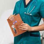 Spersonalizowana postać z kreskówki Stetoskop Kokarda Urodziny Kwiat Imię A5 Skórzana okładka notatnika z kieszenią do przechowywania Prezent urodzinowy dla personelu medycznego