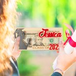 Spersonalizowana czapka absolwenta z drewnianym uchwytem na pieniądze z imieniem i nazwiskiem oraz gratulacjami dla kolegów i koleżanek z ukończenia szkoły