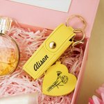 Personlig Line Flower Name Leather Lipstick Case nøkkelring med hjerteformet speil Makeup Essentials Bursdag Bryllupsgave til kvinner