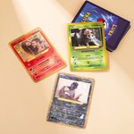 Personalisierte TCG Poke Karte mit Foto und Schutzhülle lustige klassische Sammelkartenspiel Geburtstagsgeschenk für Kinder Freunde Paare Poké-Fans
