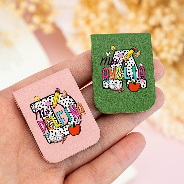 Personalisierte Bleistift Apple Spotted Initial magnetische Leder Lesezeichen Clip mit bunten Namen Teacher's Day Wertschätzung Geburtstagsgeschenk für Buchliebhaber