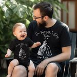 Personalisiertes Our First Father’s Day T-Shirt Body aus Baumwolle mit Bier-Babyflasche-Stoß Muster Namen Vatertag Geschenk für Neugeborene Papa