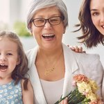 Collana personalizzata con cuore cavo con 1-8 nomi incisi Gioielli di famiglia Regalo di compleanno e anniversario per nonna e mamma