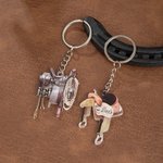 Personalisierte Pferdesattel Acryl Schlüsselanhänger mit Namen Geburtstag Jahrestag Geschenk für Pferdeliebhaber Pferdesportler