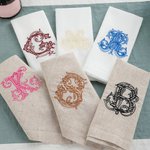 Henkilökohtainen kirjailtu Floral Initial Linen lautasliina pöytäliina pöydän sisustus häät syntymäpäivälahja perheelle ystävät