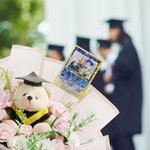 Personalisierte Klassische Abschluss TCG Poke Karte mit Foto Text und Holzständer Sammelkartenspiel Tischdeko Abschlussfeier Geschenk für Absolventen