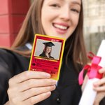 Personalisierte Klassische Abschluss TCG Poke Karte mit Foto Text und Holzständer Sammelkartenspiel Tischdeko Abschlussfeier Geschenk für Absolventen