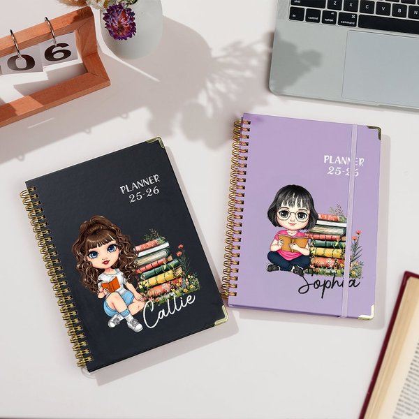Gepersonaliseerd Bloemen Boek Cartoon Lezingskarakter 25-26 Planner Naam Spiraal A5 Notebook Pen met Weekly Planner Pagina Verjaardagscadeau voor familie vrienden