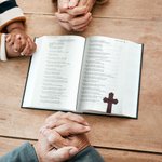 Personalisierte eingraviert Name Kreuz PU Leder magnetische Lesezeichen Clip Lesen Zubehör religiöse Taufe Geschenk für Buchliebhaber Christian
