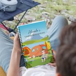 Henkilökohtainen matkailuauto Teltta sarjakuvahahmo Spiral Notebook nimi ja teksti Travel Syntymäpäivälahja ystävälle perheelle