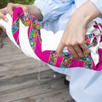 Serviette de plage surdimensionnée personnalisée avec nom floral multicolore à séchage rapide Vacances d'été Cadeau de fête pour les femmes qui aiment la natation