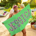 Serviette de plage surdimensionnée personnalisée avec nom floral multicolore à séchage rapide Vacances d'été Cadeau de fête pour les femmes qui aiment la natation