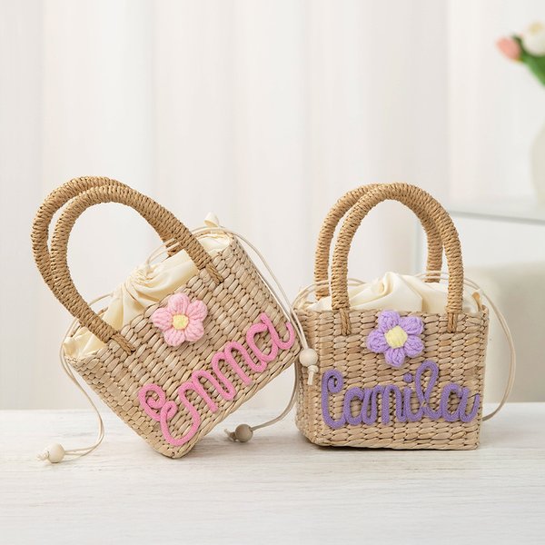 Personalizado lindo tejido de flores nombre del niño hecho a mano bolsa de paja Crossbody con correa para el hombro y el forro de cordón cumpleaños Día del Niño de regalo para las niñas
