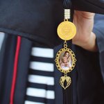 Personlig gravert logoskive oval fotosjarm Grad Cap Tassel-dekorasjon med englevinger Memorial Graduation Gift for Class of 2026 Graduates