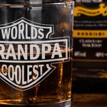 Personlig Worlds Coolest Shield Whiskey Rock Glass med gravert kallenavn og skiferunderlegg Farsdag Bursdagsgave til pappa bestefar