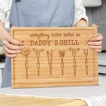 Planche à découper personnalisée en bambou avec rainure pour le jus de fruit Titre et nom gravés Cadeau de pendaison de crémaillère pour papa grand-père