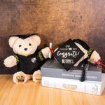 Orsacchiotto di peluche personalizzato con nome e anno sui piedi e distintivo scolastico regalo di laurea per diplomati