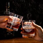Personlig Worlds Coolest Shield Whiskey Rock Glass med gravert kallenavn og skiferunderlegg Farsdag Bursdagsgave til pappa bestefar