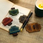 Segnalibro magnetico in pelle personalizzato con nome inciso e portapenne - Regalo ideale per compleanno, scuola o ufficio per amanti dei libri