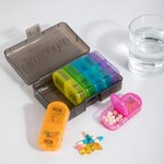 Scatola portapillole settimanale personalizzata in plastica con nome colori arcobaleni per ogni giorno regalo pieno di significato per donne e uomini