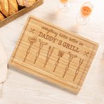 Planche à découper personnalisée en bambou avec rainure pour le jus de fruit Titre et nom gravés Cadeau de pendaison de crémaillère pour papa grand-père
