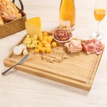 Tabla para cortar embutidos de bambú FSC con monograma grabado y ranura para zumo Decoración de hogar Regalo de boda para pareja Familia 1