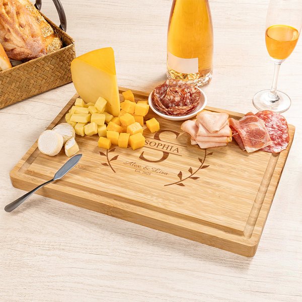 Personlig krans Initial FSC bambus gravert Charcuterie skjærebrett med Juice Groove og dato Bursdag Housewarming Gave til familie venner