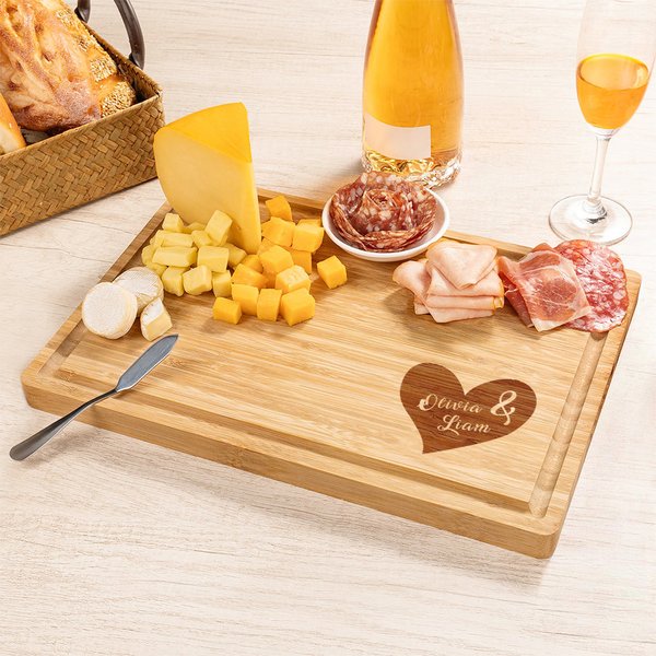 Spersonalizowana deska do krojenia Charcuterie z 2 imionami i grawerowanym sercem z rowkiem na sok Made in USA Prezent ślubny na parapetówkę dla rodziny