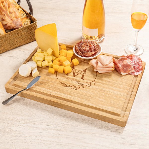 Tabla de cortar de bambú con iniciales y ranura para zumo Regalo de boda para un amigo de la familia