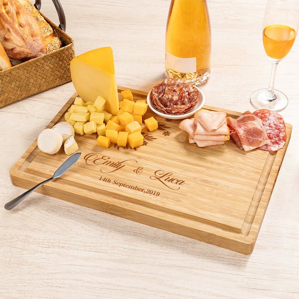 Planche à découper en bambou gravée au nom de l'arbre de l'amour avec rainure pour le jus de fruit Cadeau de mariage de pendaison de crémaillère pour couple