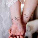 Tatouages Éphémères Personnalisés avec Noms Fleurs Symbole Infini Tatouage Non Toxique et Imperméable Cadeau de Mariage Anniversaire pour Couples Amis