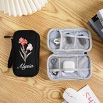 Organizzatore cavi personalizzato doppio strato con nome e fiore di nascita, portatile da ufficio e viaggio - Regalo di compleanno per donne