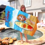 Serviette de Plage Personnalisée avec Personnage de Dessin Animé Planche de Surf et Nom Cadeau Anniversaire Vacances d'Été pour Homme Femme