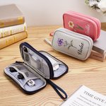 Organizzatore cavi personalizzato doppio strato con nome e fiore di nascita, portatile da ufficio e viaggio - Regalo di compleanno per donne