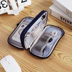 Organizzatore cavi personalizzato doppio strato con nome e fiore di nascita, portatile da ufficio e viaggio - Regalo di compleanno per donne