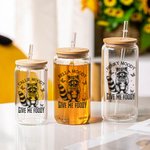 Personalisierte Give Me Foody Cute Raccoon 12 oz 16 oz 20 oz Glasbecher mit Deckel und Strohhalm Urlaub Geburtstag Geschenk für Freunde Familie Waschbär Liebhaber
