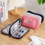 Organizzatore cavi personalizzato doppio strato con nome e fiore di nascita, portatile da ufficio e viaggio - Regalo di compleanno per donne