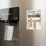 Gepersonaliseerde Wij Maken Een Familie Kruiswoord Scrabble Puzzel Koelkastmagneet met Namen Verjaardag Housewarming Geschenk voor Familie