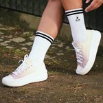 Spersonalizowana sylwetka hokeja Miękkie skarpety sportowe Unisex do połowy łydki z imieniem Prezent urodzinowy dla miłośników hokeja