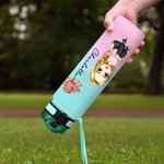 Personliga tecknade figurer Födelseblomma 32 oz motiverande sportvattenflaska med tidsmarkör och namn Födelsedagspresent till familjen