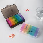 Personalisierte Geburt Blume Regenbogen-farbige tragbare wöchentliche Pille Organizer Box mit Namen Reisezubehör tägliche Medikation Geschenk für Familie Freunde
