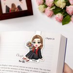 Segnalibro magnetico personalizzato con personaggio femminile in toga e nome regalo perfetto per neolaureati e appassionati di lettura